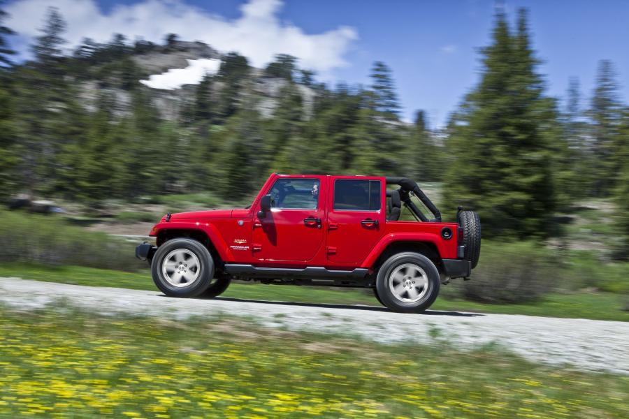  Jeep Wrangler Unlimited Sahara 2012 года  (фото 8 из 15)
